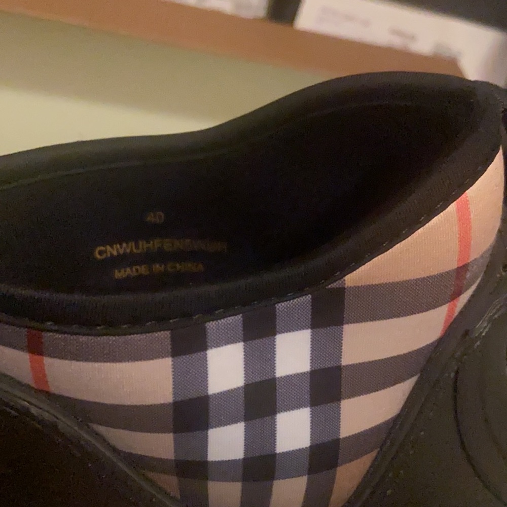 Burberry women rainboots WORN ONCE - Picture 4 of 5